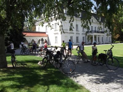 Dwa pałace i jeden dwór - całodniowa wycieczka rowerowa